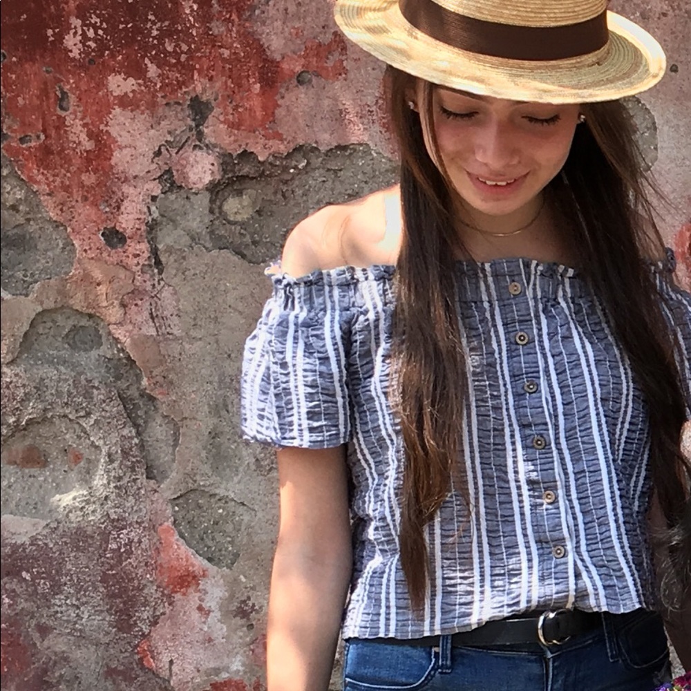 ☀️4/$20 Off shoulders Cropped L juniors Fits small